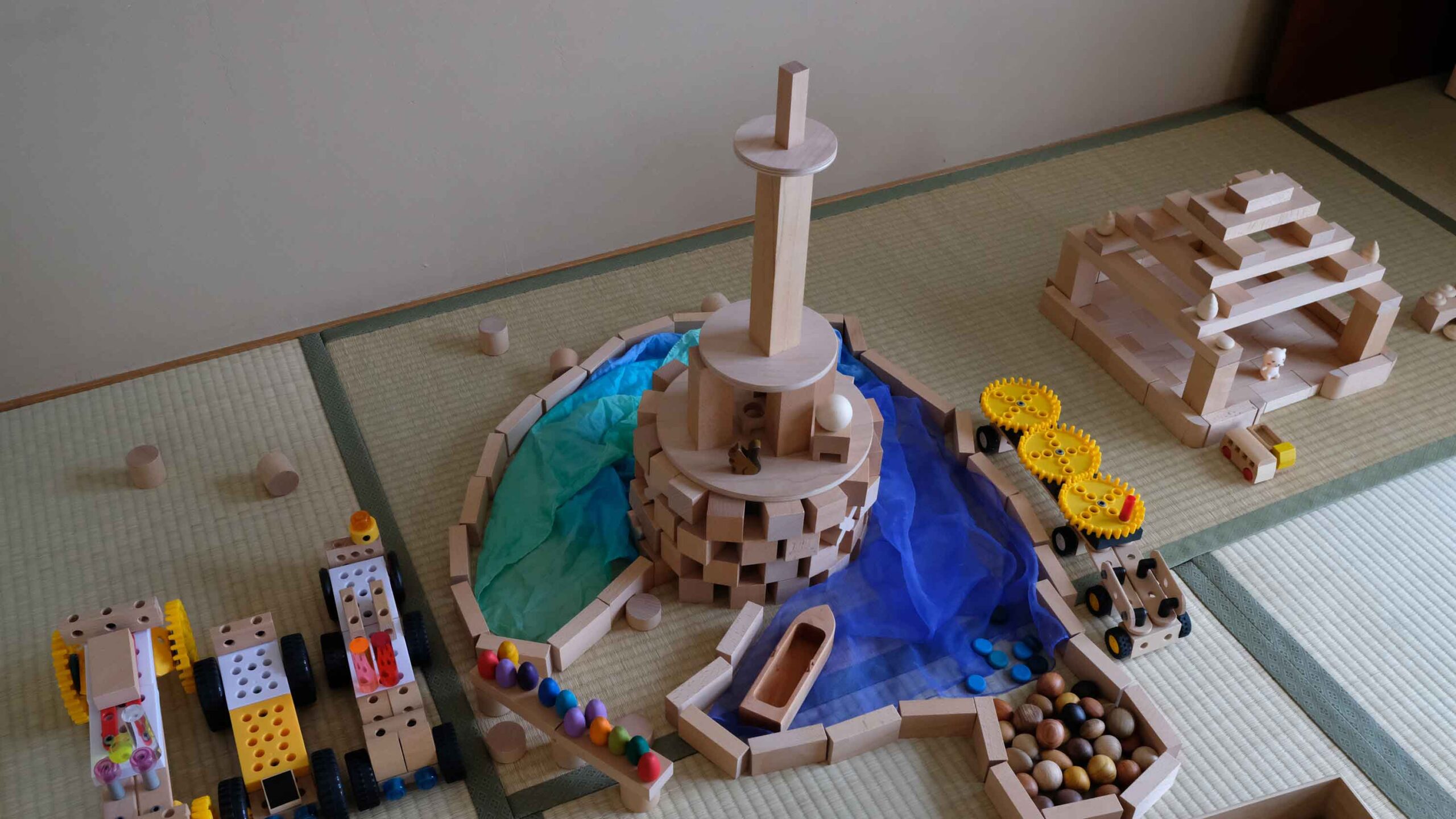 小さな大工さんの積み木とANDCHILDさんの円盤で作った作品