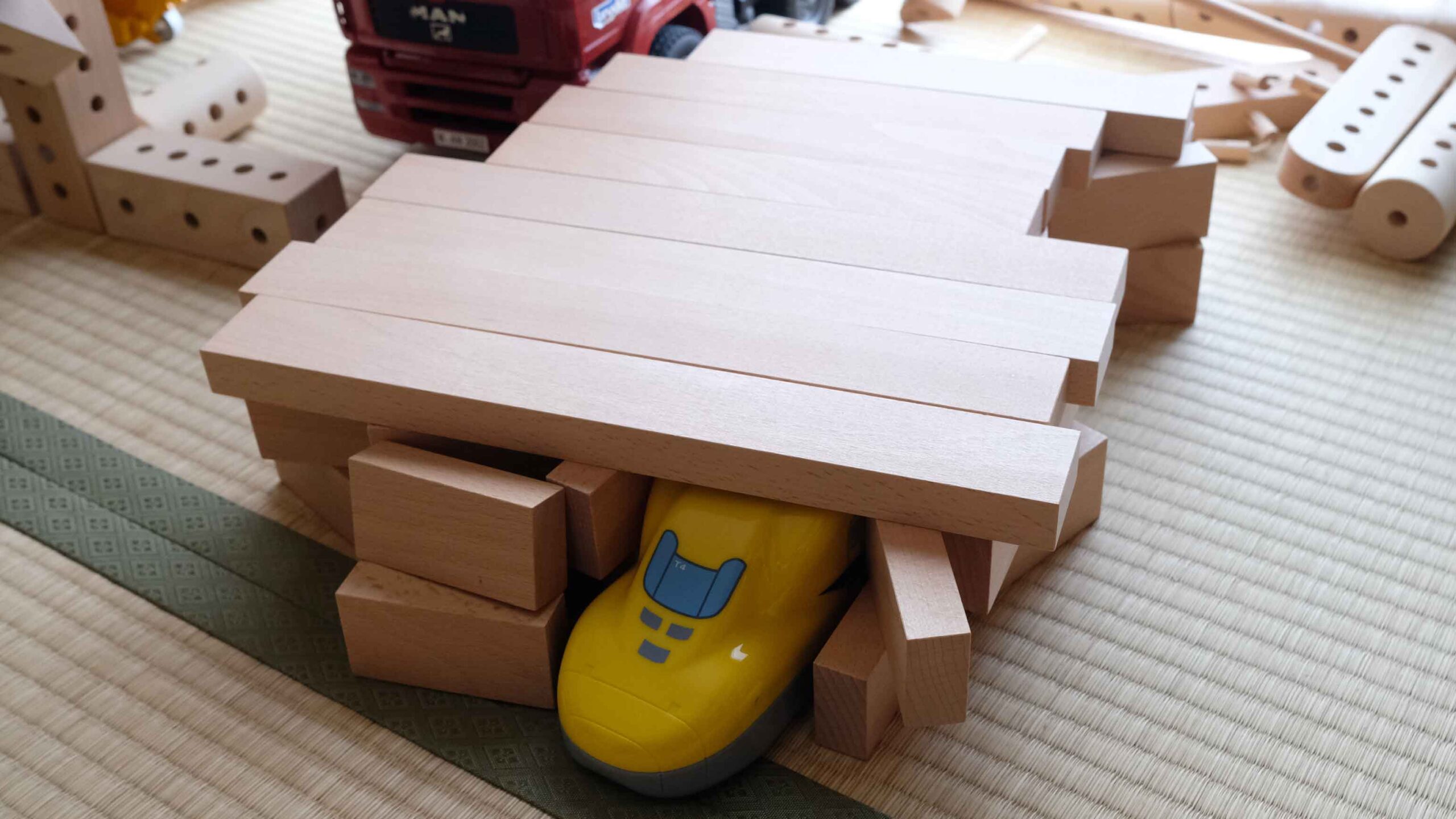 積み木で作ったドクターイエローの車庫