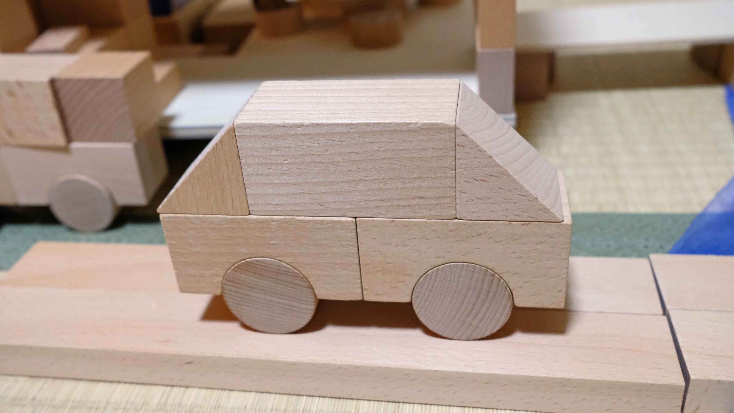 小さな大工さんの積み木で４歳の子どもが車を作った