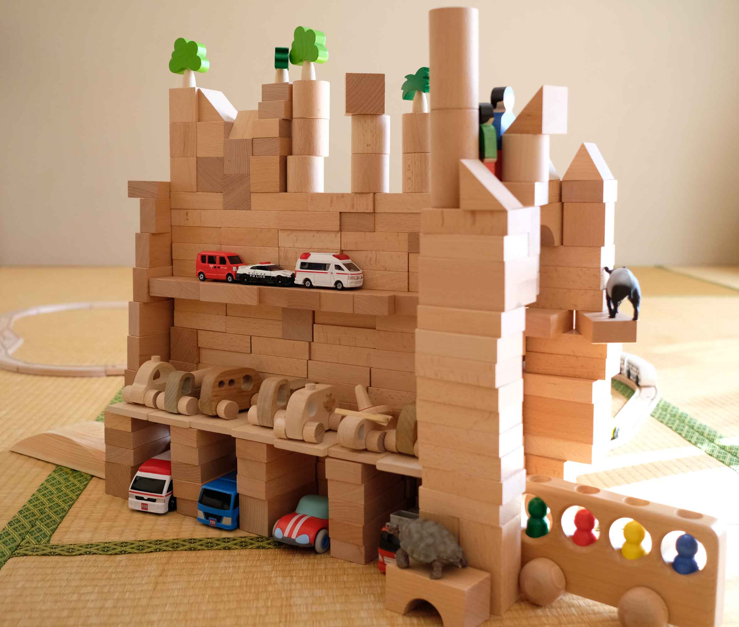 積み木で作った消防署または立体駐車場