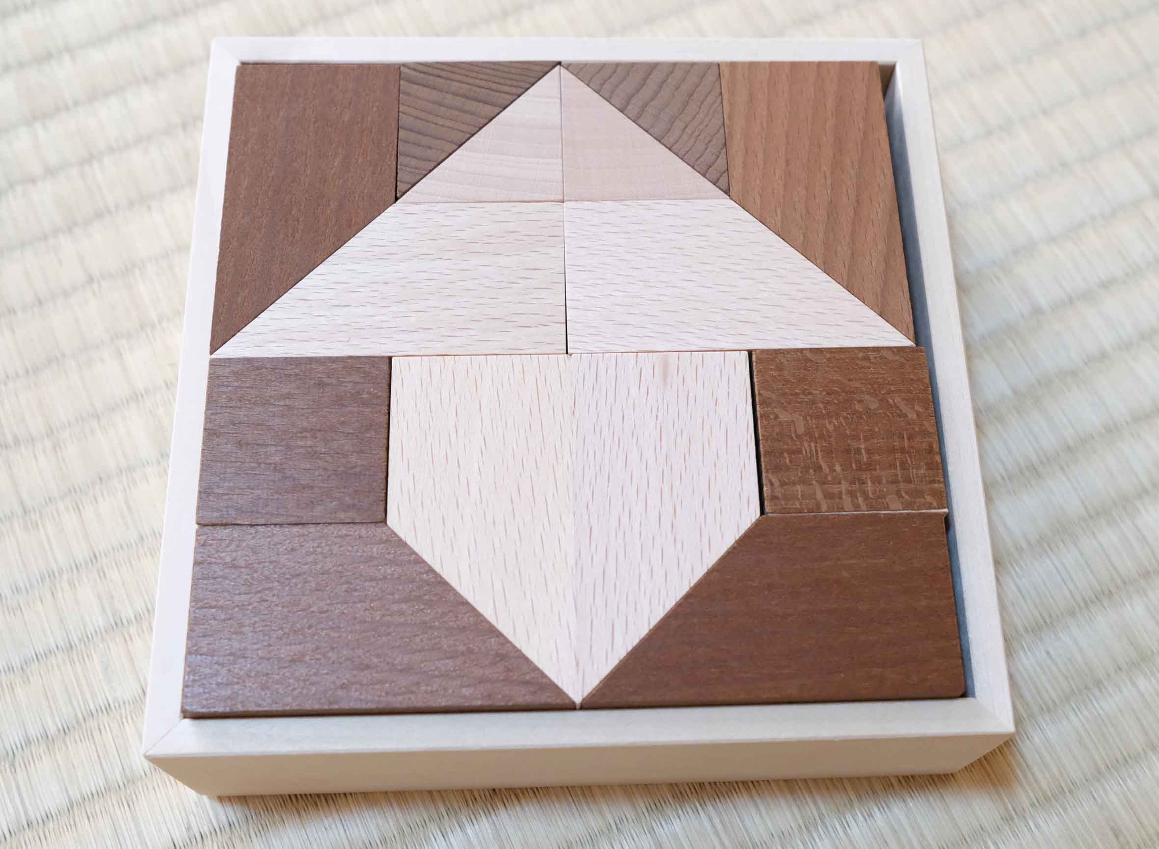 童具館のツートンブロックでどんぐり
